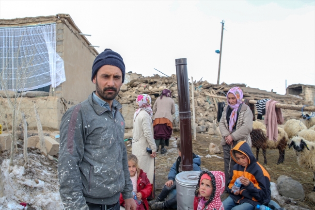 4 çocuğuyla birlikte hayatını kaybeden Reis Fırat'ın amcasının oğlu Özcan Fırat, ''Acımız çok büyük'' diyerek duygularını dile getirdi. Fotoğraf: AA